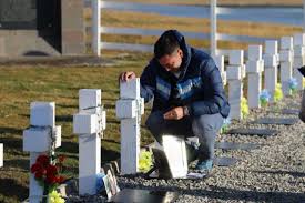 Familiar de combatiente caído en la gesta de Malvinas. 